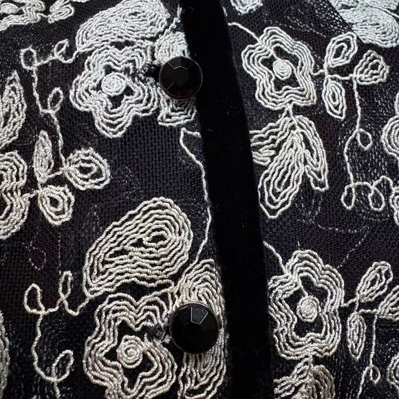 VTG Black + Ivory Floral Embroidered Sheer Mesh Cardigan w/ Velvet Trim sz 8 - Picture 4 of 8